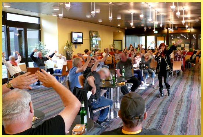 Voller Saal in der REHA Klinik. Schlagerpiratin singt, alle H�nde hoch.