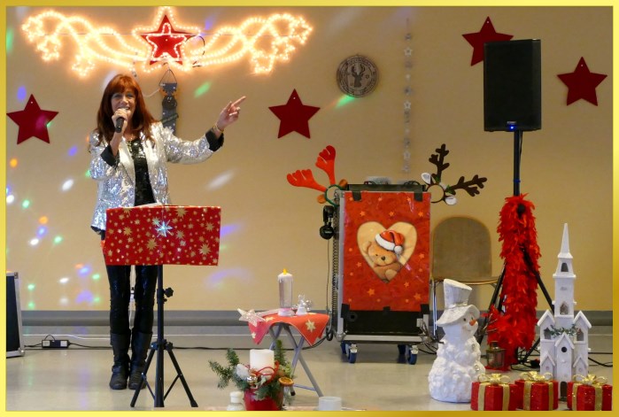 Weihnachtlichgeschm�ckte B�hne. Schlagerpiratin Marina singt Weihnachtslieder