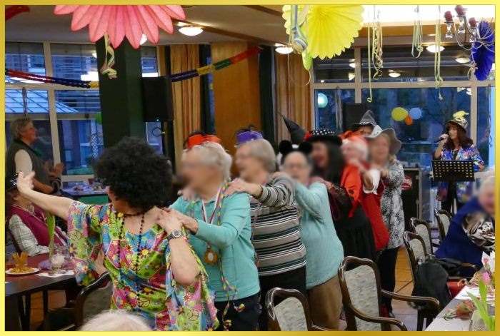 Schlagerpiratin singt! Karnevalsg�ste machen eine Polonaise durch den geschm�ckten Saal!