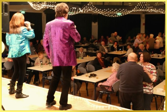 Schlagerpiratin und Schatzi mit Paillettenjacken auf der gro�en B�hne.