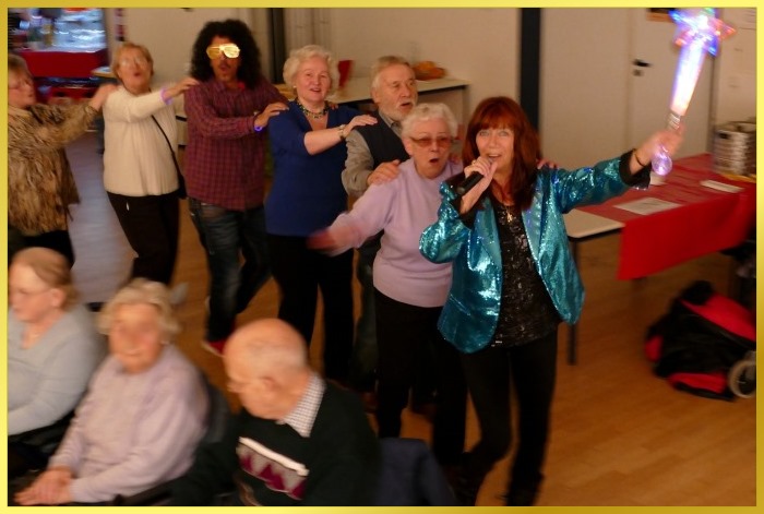 Die S�ngerin f�hrt die �80 Saalpolonaise an!