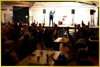 Schlagers�ngerin Marina auf der gro�en B�hne animiert zu mitmachen!