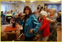 Schlagerpiratin singt und lacht zur Kamera und f�hrt eine kleine Polonaise an.