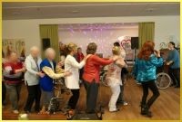 Im G�nsemarsch durch den Saal. Schlagers�ngerin Marina singt dazu!