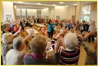 Und dann die H�nde zum Himmel! alles singt und macht mit. Schlagerpiratin singt lachend.