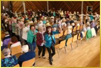 Die l�ngste Polonaise in diesem Jahr in der Peter-Giesen-Halle, angef�hrt von der Schlagerpiratin.