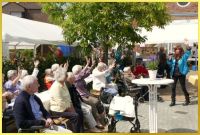 26 Grad u. ziemlich warm in der Sonne. Schlager Piratin singt und animiert zum mitmachen. Viele H�nde hoch!