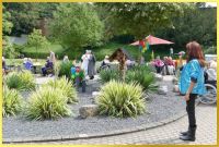 Schlagers�ngerin singt ruhig stehend f�r die G�ste. 2 Nonnen tanzen