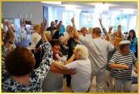 Super Stimmung beim Sommerfest. Wegen Regen drinnen. Schlagerpiratin animiert und singt.