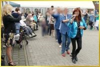 Schlagerpolonaise �ber den asphaltierten Platz. Schlagerpiratin singend vorne weg.