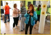 Die Schlagerpiratin singt, Publikum tanzt.