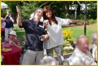 Fr�hliches Foto mit Schlagerpiratin Marina und dem Heimleiter.