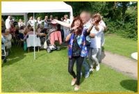 Die Sonne scheint, Schlagers�ngerin Marina f�hrt lachend Polonaise durch den Garten an.