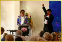 Schatzi Ian gibt technische Unterst�tzung f�r den Musik-Clown, der gerade die Leute unterh�lt.