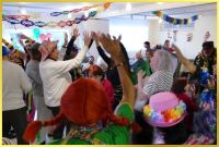 Kost�mparty im geschm�ckten Saal. Marina singt, alles tanzt!