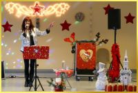 Weihnachtlkiche B�hne und Schlagerpiratin singt Weihnachtslieder