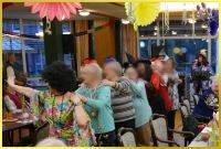 Karnevalspolonaise durch den gro�en Saal. Schlagerpiratin singt.