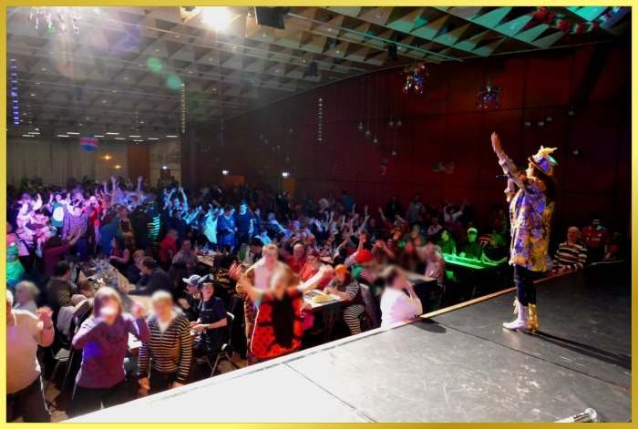 600 Leute im gro�en Karnevalssaal. Schlagerpiratin auf der gro�es B�hne animiert zum mitmachen.