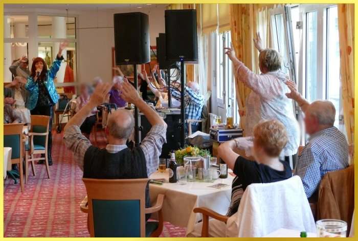 Schlagers�ngerin singt, Publikum macht mit!