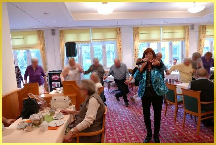 Publikum tanzt Sirtaki, Schlagerpiratin singt.