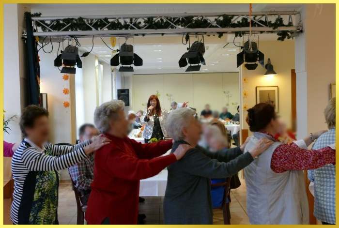 Polonaise der G�ste, Schlagerpiratin singt.