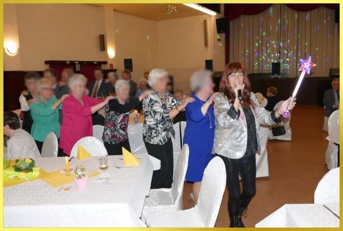 Polonaise durch den Saal mit Schlagers�ngerin Marina.