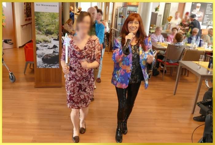 Schlagers�ngerin Marina singt zur Polonaise.