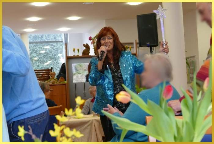 Fr�hlingsbild mit Blumen und Schlagerpiratin, die singt.