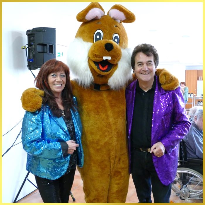 Schatzi und Schlagerpiratin werden von 2,50 m gro�en Osterhasen umarmt.