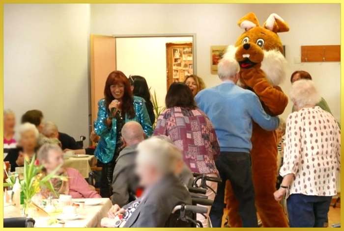 Angestellte im 2,50 m Osterhasenkost�m tanzt. Marina singt!