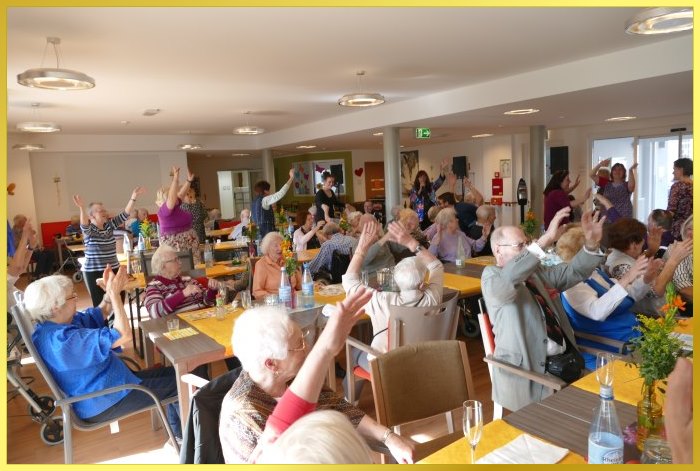 Voller Saal zum Fr�hlingsfest in Solingen mit Schlagers�ngerin Marina