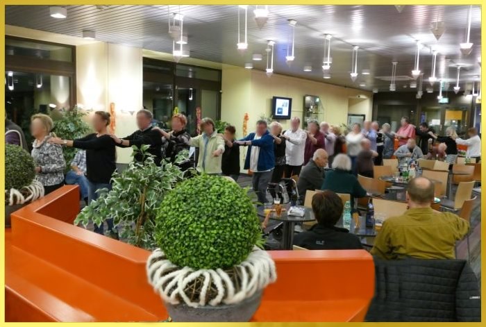 Lange Polonaise der REHA Patienten durch den Kliniksaal.