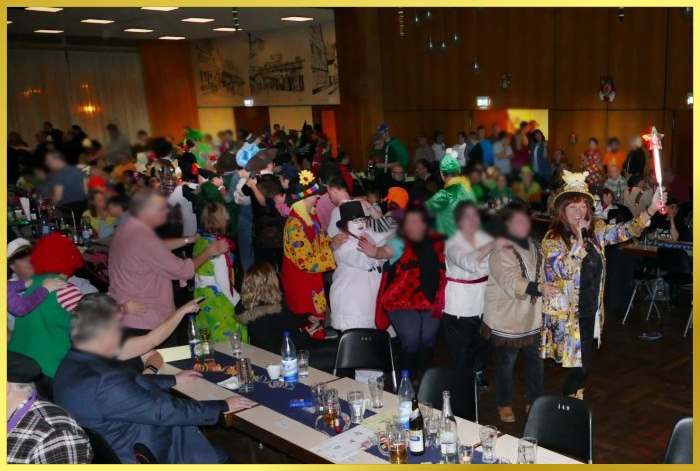 Die Schlagerpiratin f�hrt singend die Karnevalspolonaise an.