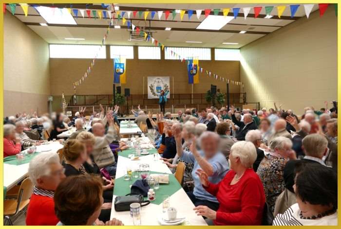 Gro�e Halle mit Senioren. Schlagerpiratin singt auf der B�hne.