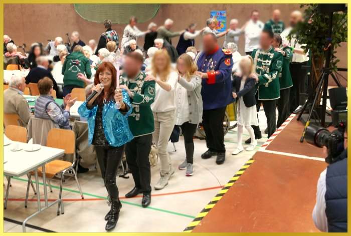 Polonaise durch die Zweifachturnhalle mit Schlagers�ngerin Marina.