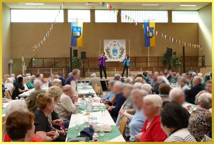 Schatzi und die Schlagerpiratin auf der gro�en B�hne. Publikum schunkelt.