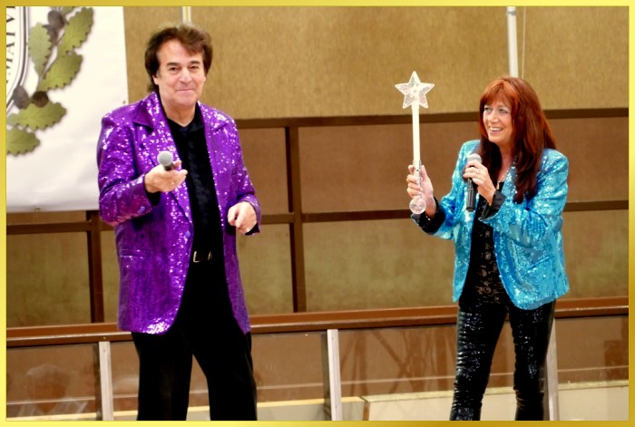 Schatzi und die Schlagerpiratin auf der gro�en B�hne in Aktion.