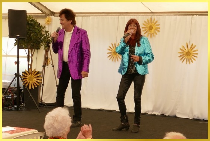 Schatzi und die Schlagerpiratin auf gro�er B�hne im Zelt, singen live!