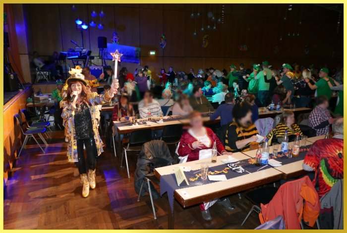 Eine lange Menschenschlange folgt singend der Schlagers�ngerin mit blinkendem Sternstab in der Hand.