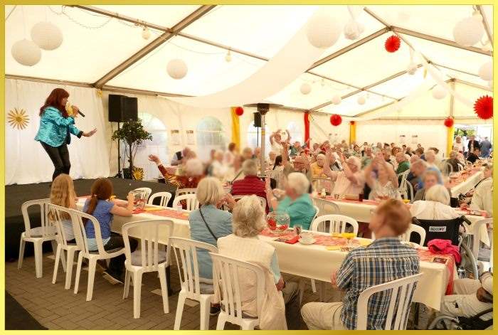 Volles Zelt. Schlagers�ngerin auf der B�hne animiert.