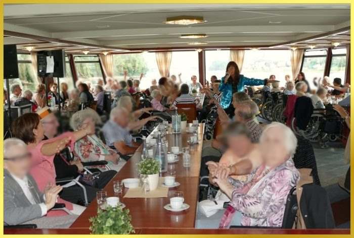 120 Senioren auf dem Rheinschiff. Schlagerpiratin singt!