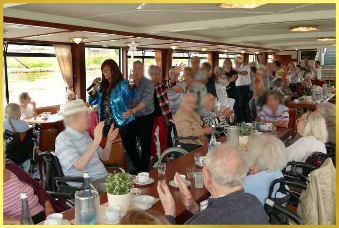 Polonaise auf dem Schiff. S�ngerin f�hrt singend an.