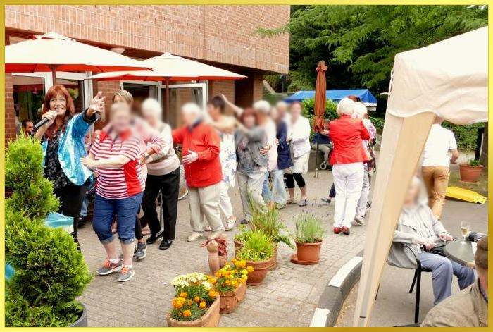 Polonaise durch den Garten. Marina singt.