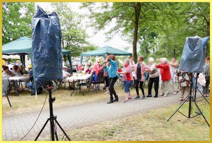 Polonaise bei Nieselregen durch den Garten.