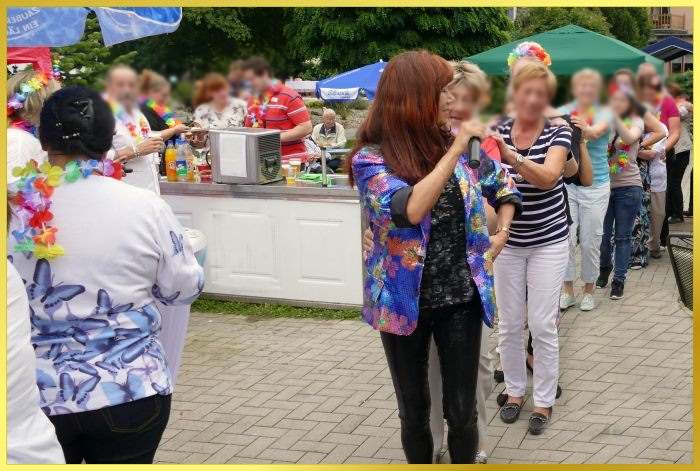 Die Schlagerpiratin f�hrt die Open Air Polonaise an und singt.