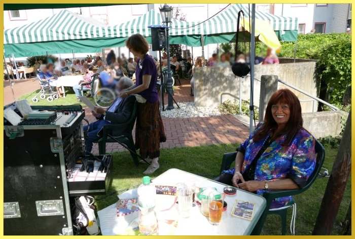 Schlagerpiratin sitzt im Sonnenstuhl auf der Wiese.