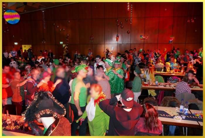 Sall voller verkleideter Menschen. Es wird Karneval gefeiert! Schlagerpiratin singt.