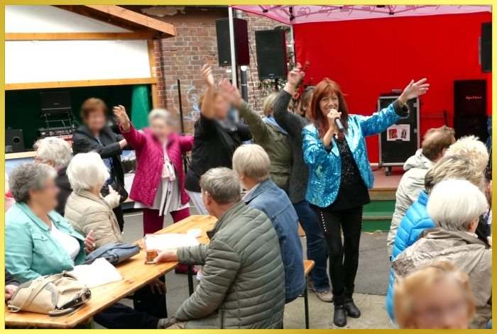 Open Air Polonaise mit der Schlagerpiratin.