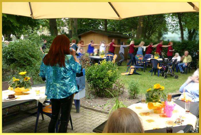 Schlagerpiratin singt im gro�en Garten. Pulikum macht Polonaise.