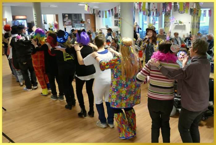 Karnevalspolonaise mit verkleidetem Publikum. Schlagers�ngerin singt.